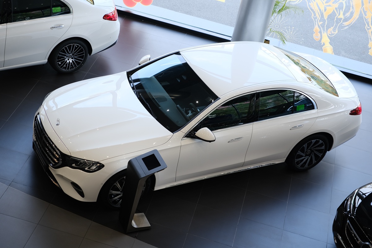 giá lăn bánh mercedes E200 Exclusive màu trắng
