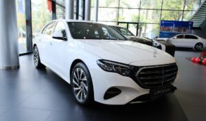 giá lăn bánh mercedes E200 Exclusive màu trắng