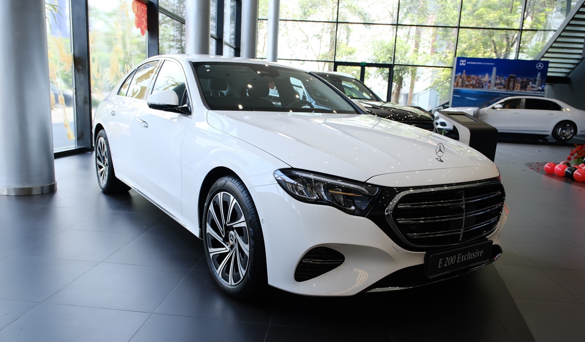 giá lăn bánh mercedes E200 Exclusive màu trắng