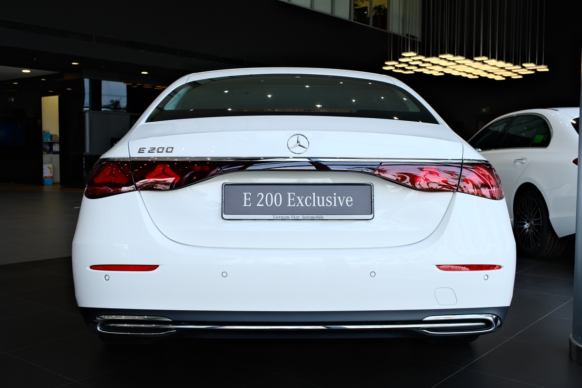 giá lăn bánh mercedes E200 Exclusive màu trắng
