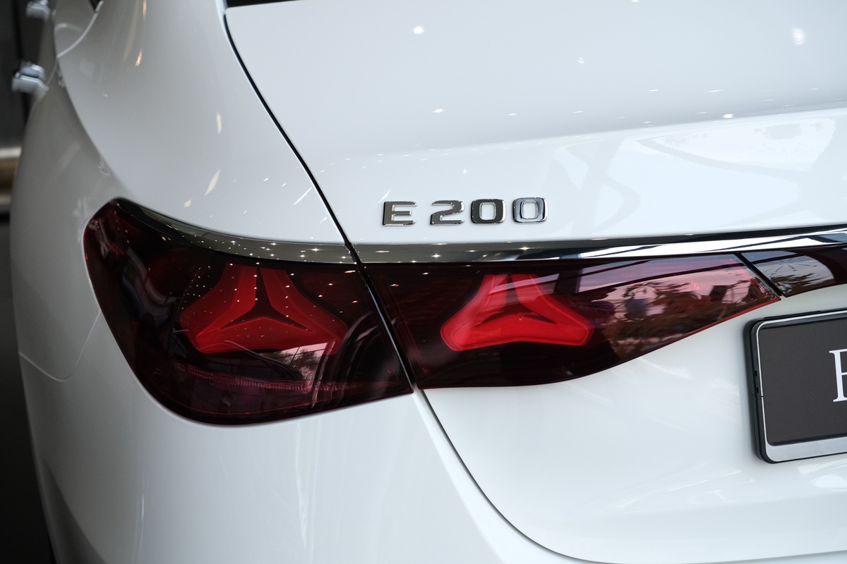 giá lăn bánh mercedes E200 Exclusive màu trắng