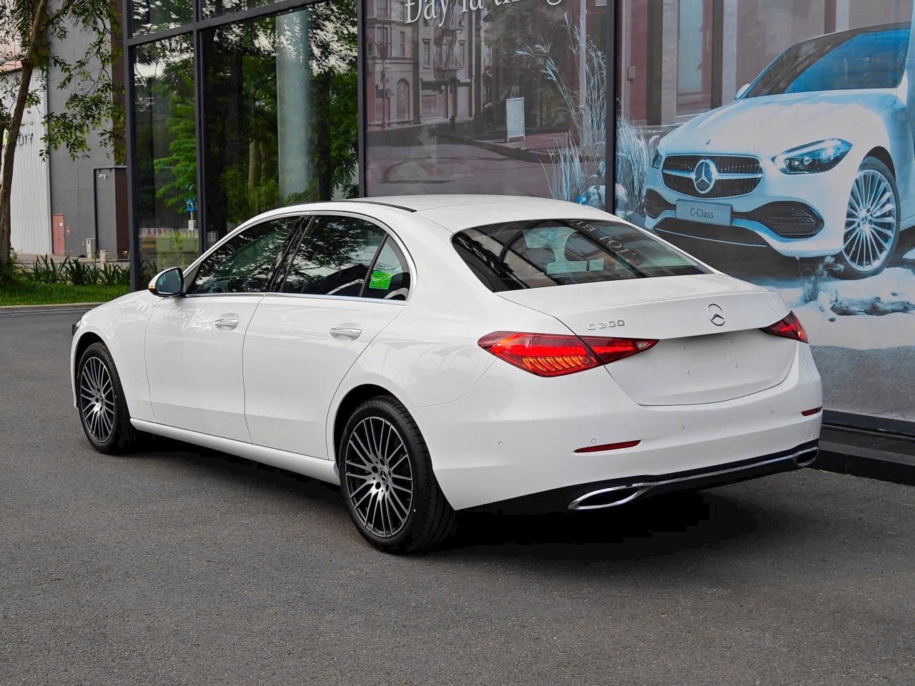 giá lăn bánh Mercedes C200 Plus mới 2026 màu trắng
