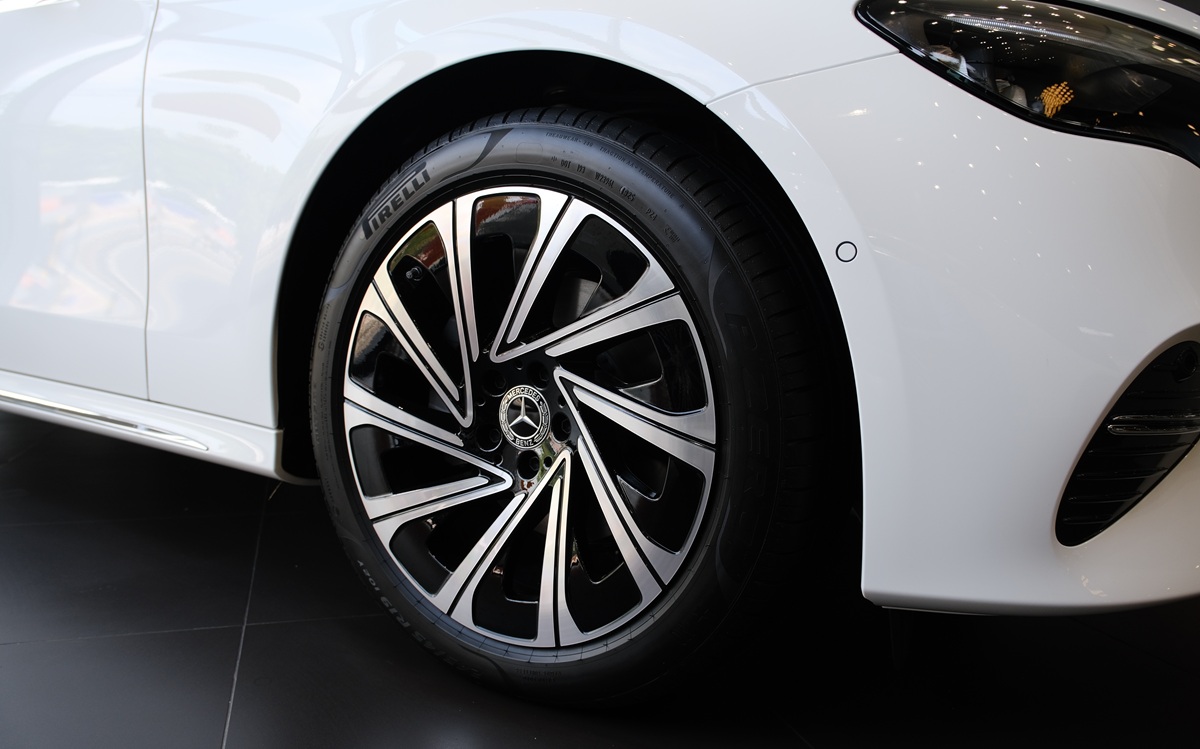 giá lăn bánh mercedes E200 Exclusive màu trắng