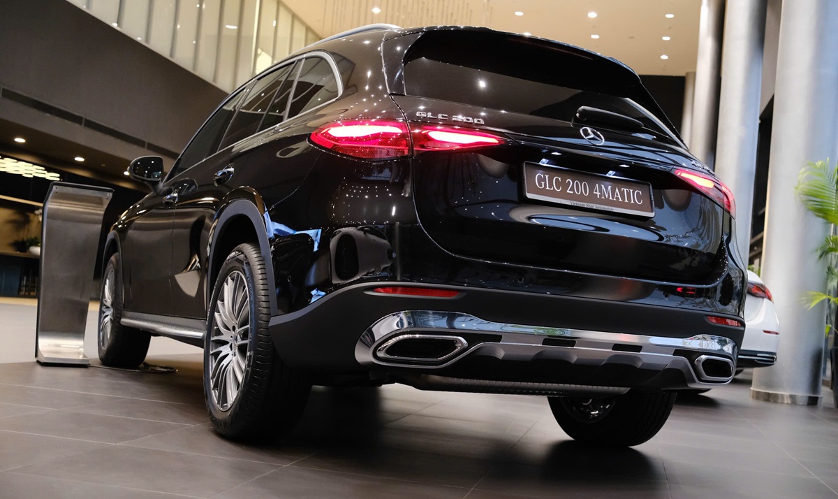 Giá lăn bánh mercedes GLC 200 4matic màu đen 2026