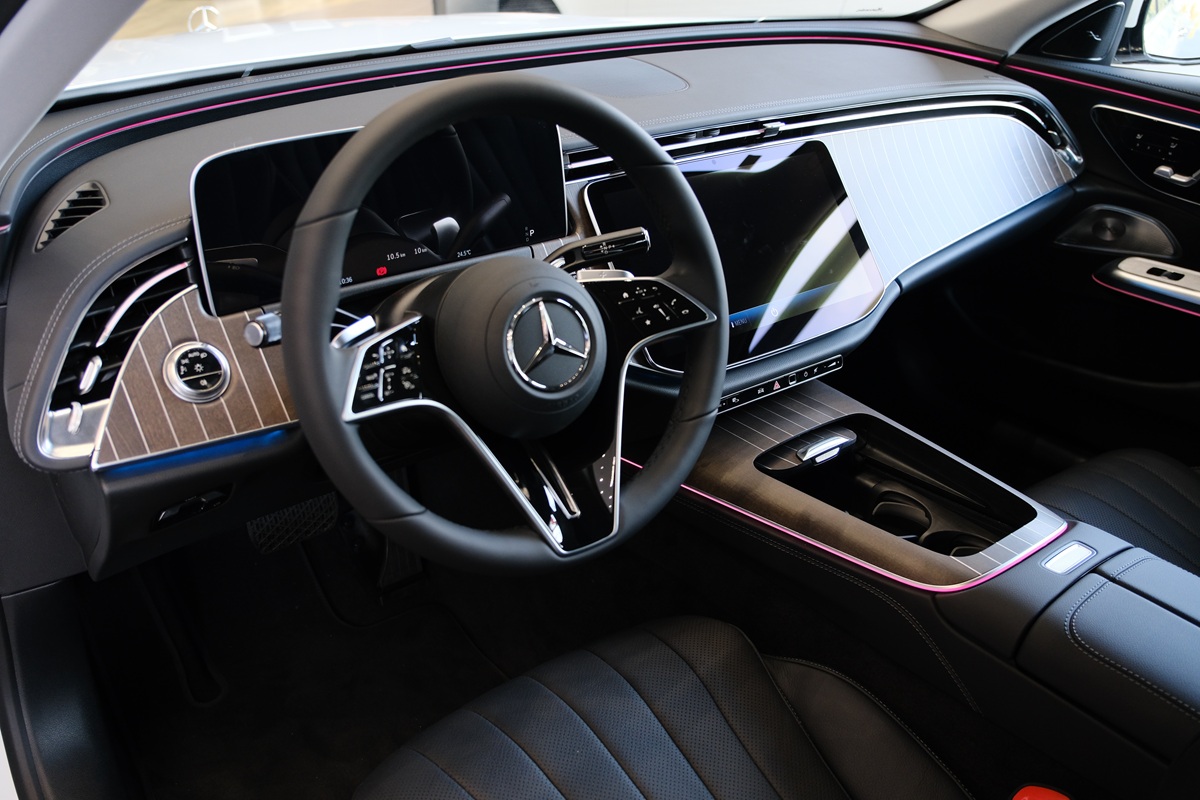 giá lăn bánh mercedes E200 Exclusive màu trắng