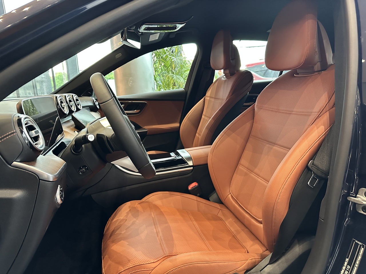 N&ocirc;̣i th&acirc;́t màu N&acirc;u tr&ecirc;n xe Mercedes C200 Avantgarde Plus