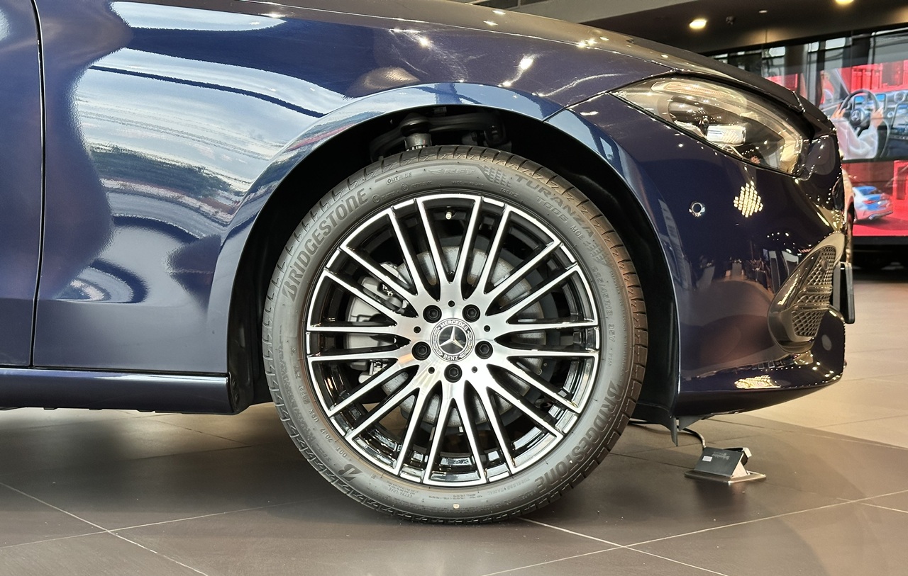 M&acirc;m xe Mercedes C200 Avantgarde Plus