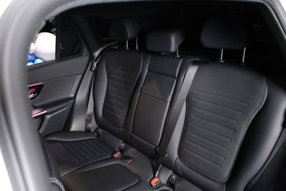 Nội thất ghế da màu đen trên xe Mercedes GLC 300 4MATIC mới 2026