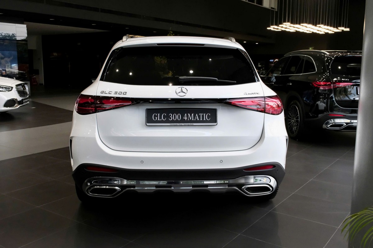 Mercedes Benz GLC 300 AMG màu trắng mới 2026 bản V3
