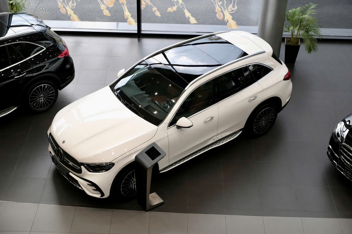 Mercedes Benz GLC 300 AMG màu trắng mới 2026 bản V3