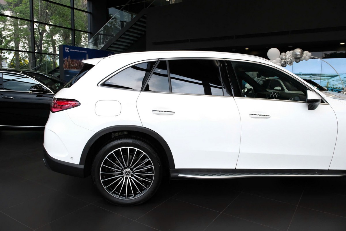 Mercedes Benz GLC 300 AMG màu trắng mới 2026 bản V3