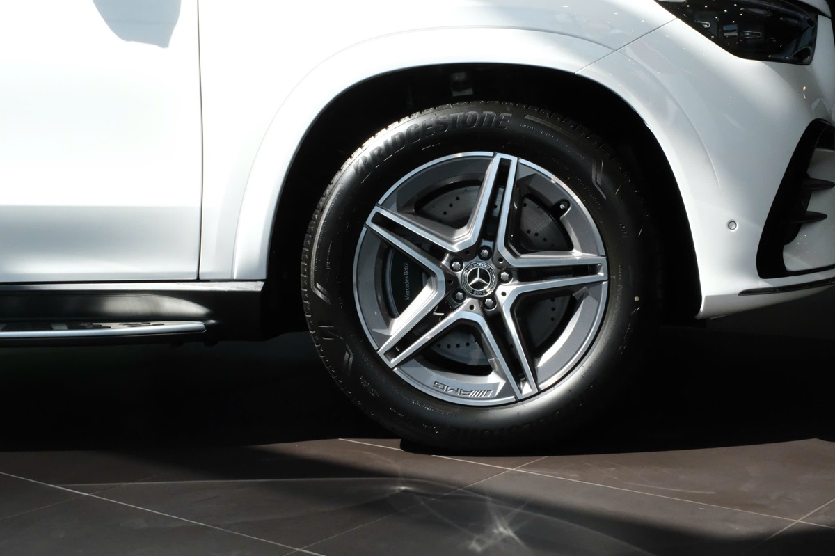 Mâm hợp kim thể thao AMG kích thước 20-inch với thiết kế nan 5 chấu kép, được phủ bóng màuxám Tremolite