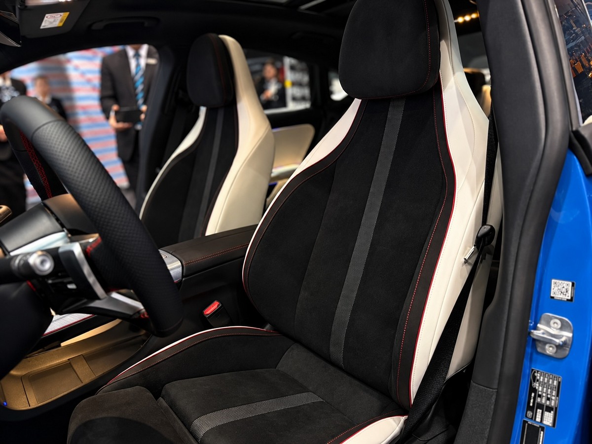Nội thất Mercedes-Benz CLA 200 màu Đen