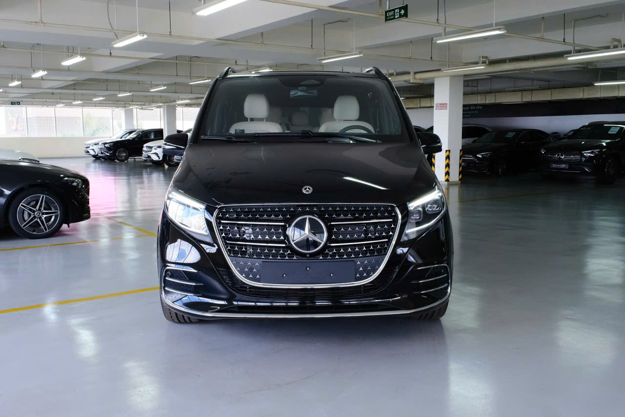 Mercedes Benz V300 AMG màu Đen