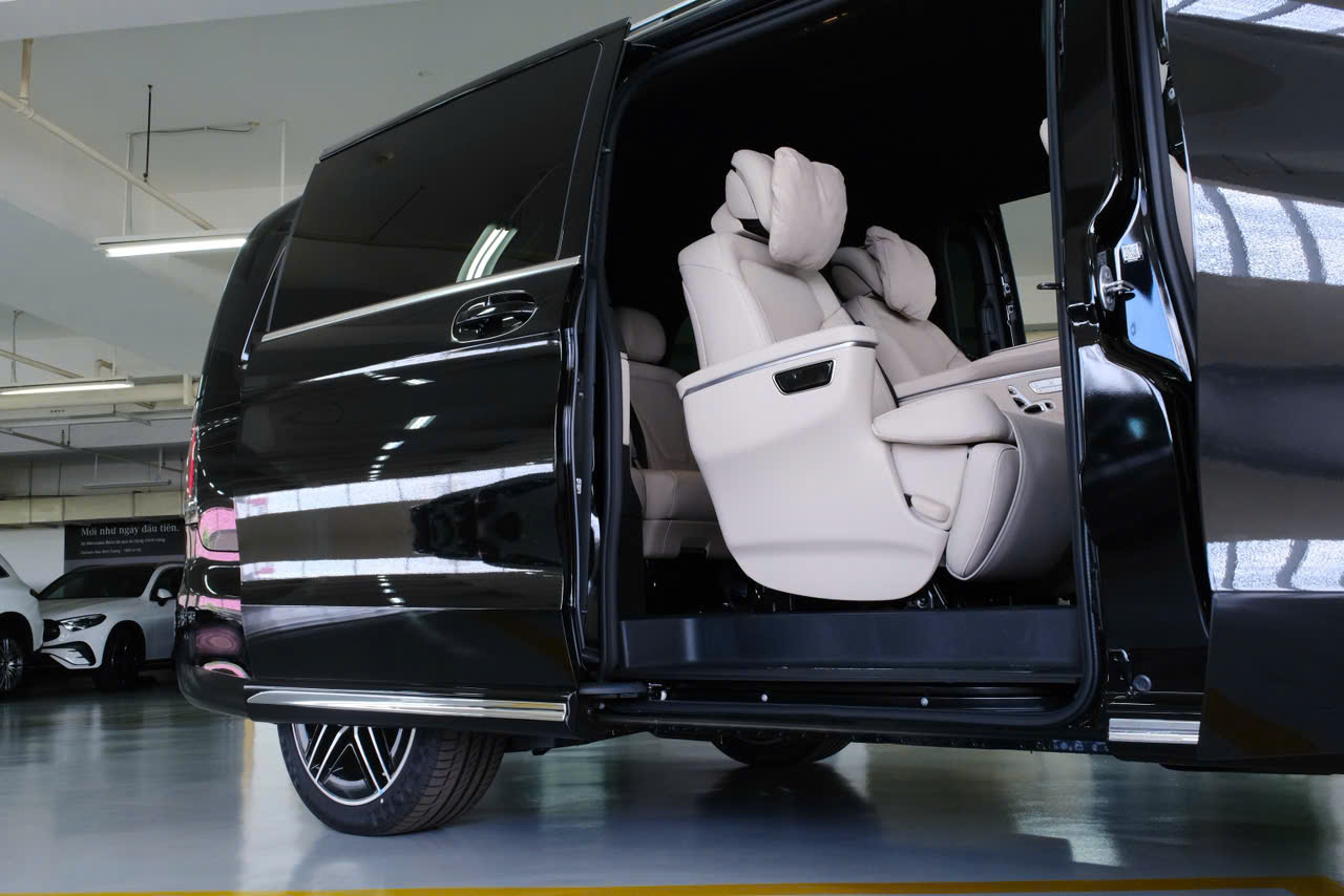 Mercedes Benz V300 AMG màu Đen, nội thất Kem