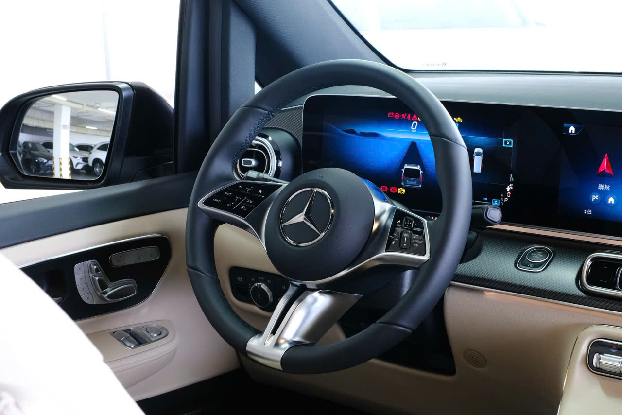 Mercedes Benz V300 AMG nội thất Kem