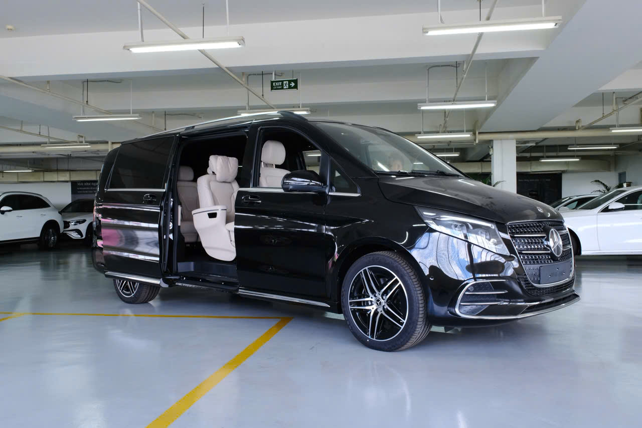 Mercedes Benz V300 AMG màu Đen, nội thất Kem