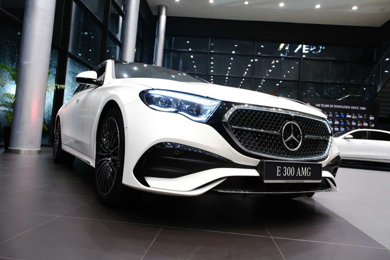 Giá lăn bánh Mercedes E300 AMG mới 2026 màu Trắng